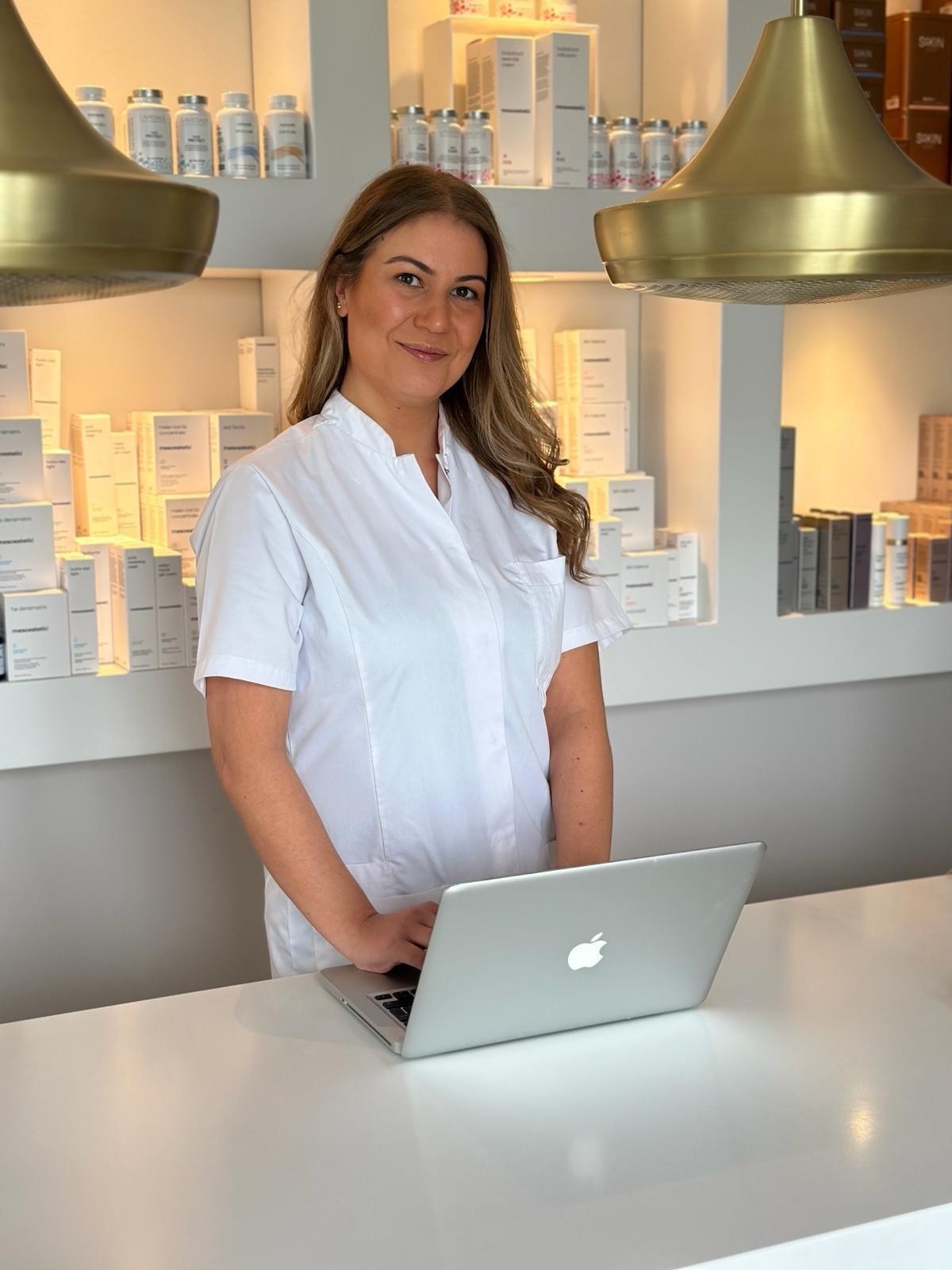 Esra buiten de behandelkamer